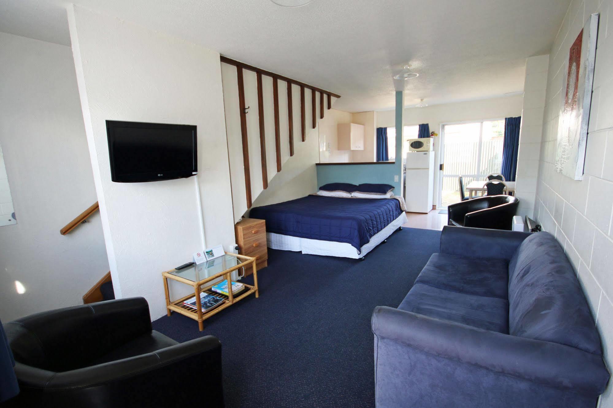 Midway Pacifica Lodge ロワー・ハット エクステリア 写真